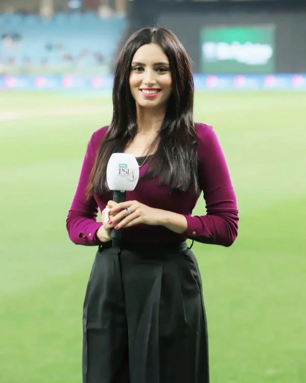 Zainab Abbas as an official host for PSL
